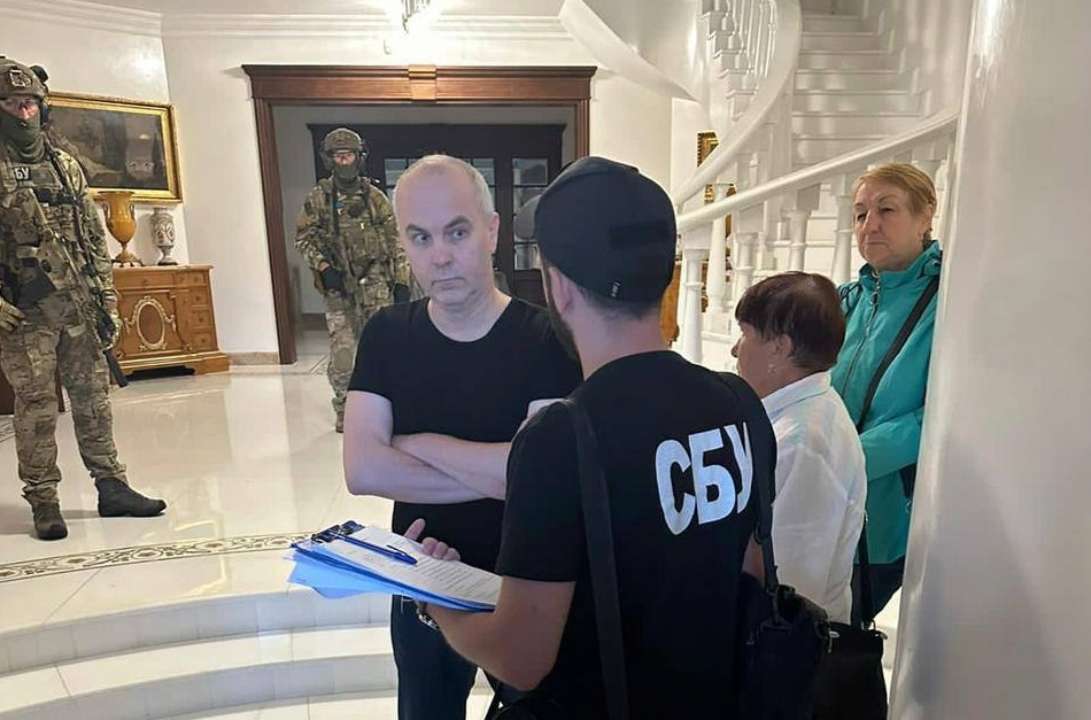 СБУ проводит обыски дома у Нестора Шуфрича/Фото: Telegram Шуфрич во время обыска