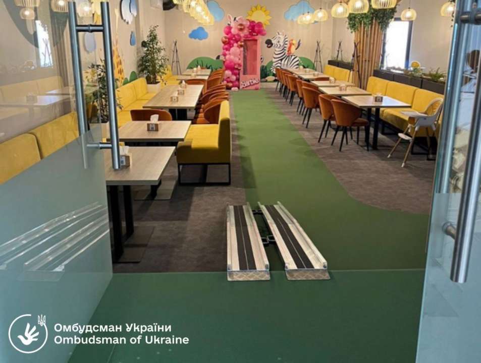В Ужгороді дитину на інвалідному візку не пустили до розважального центру/Фото: dmytro_lubinetzs В Ужгороді дитину на інвалідному візку не пустили до розважального центру: омбудсман відреагував