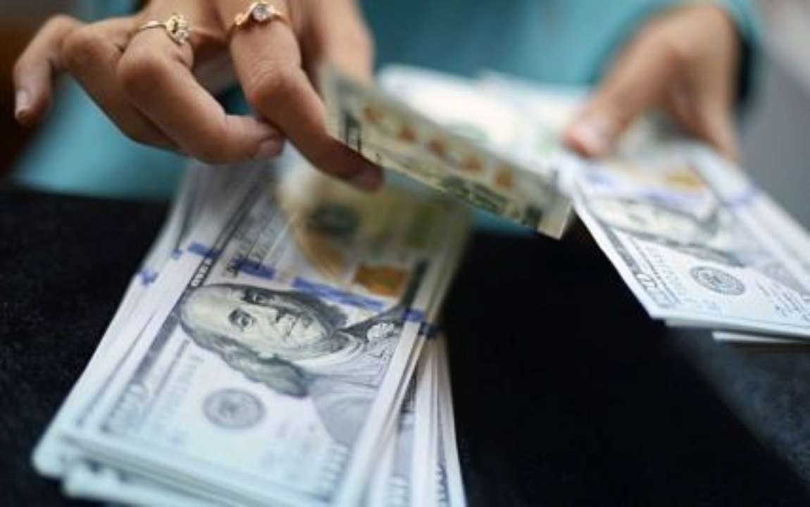 Доллар подешевел, а злотый подорожал: курс валют на 25 ноября