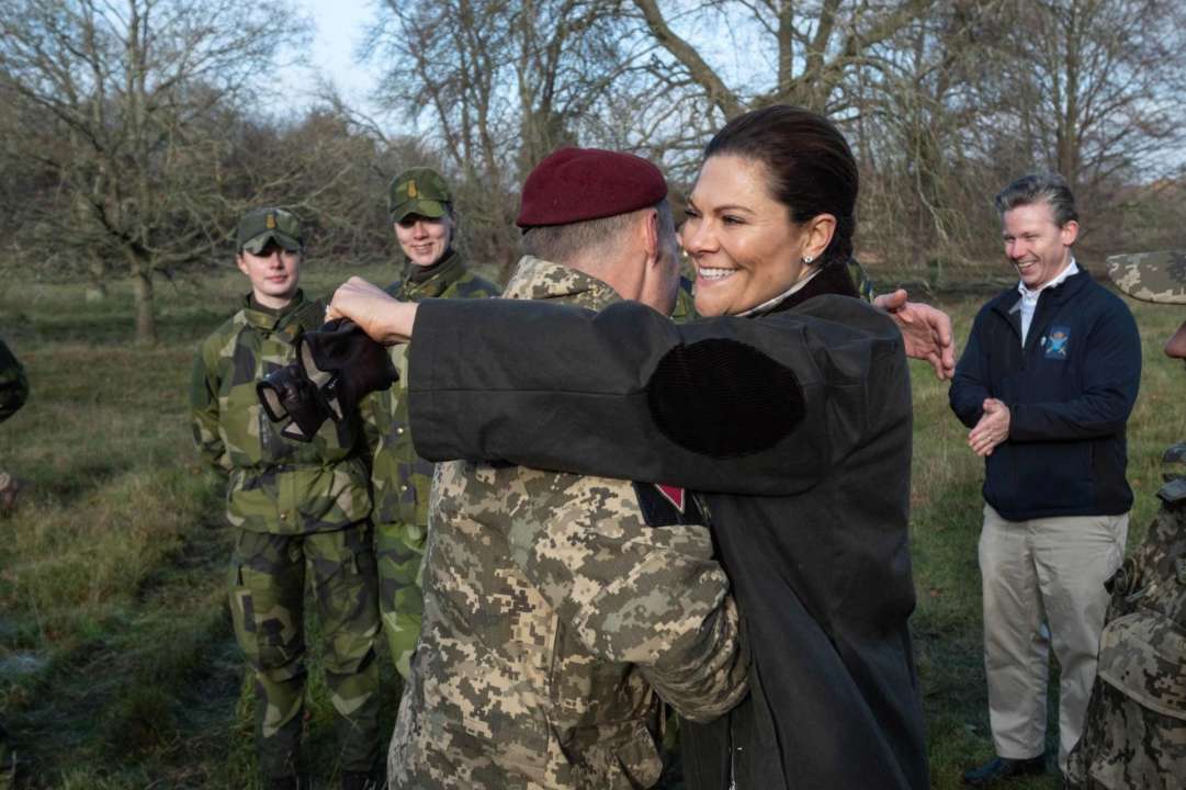 Шведские королевские особы посетили подготовку украинских военных в Великобритании