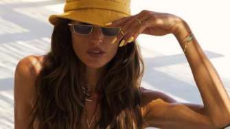 instagram.com/izabelgoulart Гаряча Ізабель Гулар влаштувала фотосесію топлес на пляжі