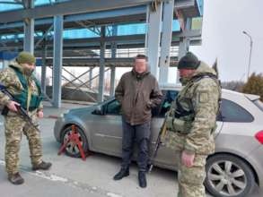 Чоловік хотів втекти з України у "пакеті малюка"/Фото: Facebook/Автор: Державна прикордонна служба України Державна прикордонна служба України
