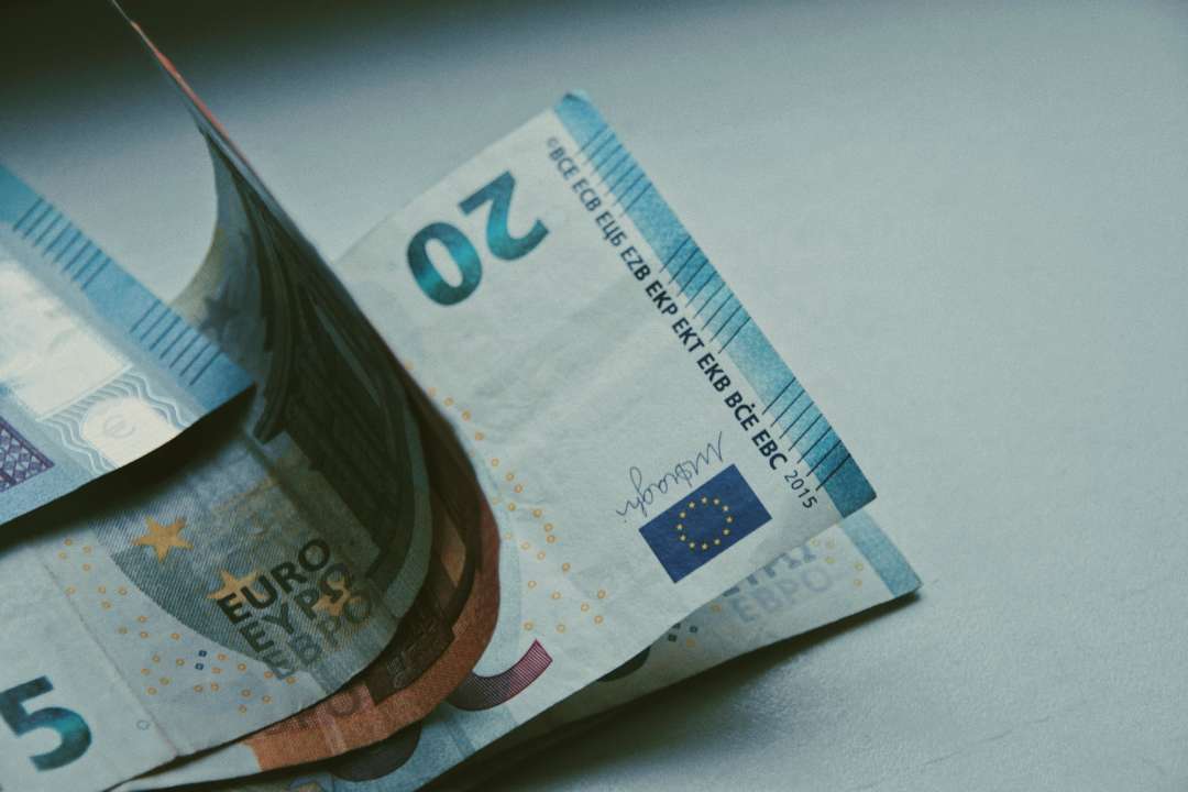 Евро сошел с рекордной отметки: курс валют на 6 февраля
