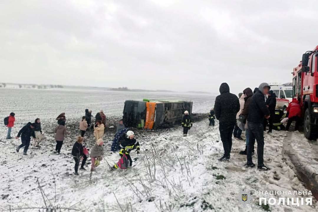 На Хмельниччині перекинувся пасажирський автобус / Фото: поліція Хмельниччини Жахлива ДТП на Хмельниччині: автобус злетів у кювет та перекинувся. Відео