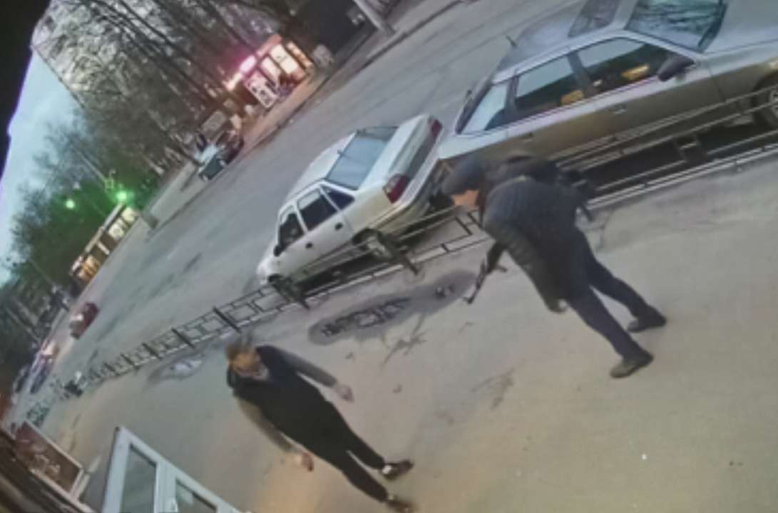 В Киеве неизвестный мужчина устроил стрельбу. Видео