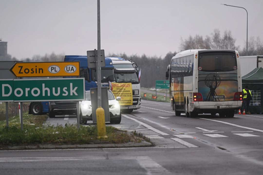 Зупинення пасажирських автобусів: український консул негайно виїхав на пункт пропуску "Дорогуськ"
