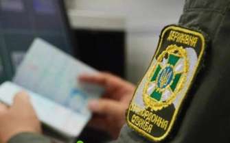 С сегодняшнего дня мужчины должны иметь военный билет при пересечении границы/Фото: ГПСУ С 17 июля изменились правила пересечения границы для военнообязанных — ГПСУ