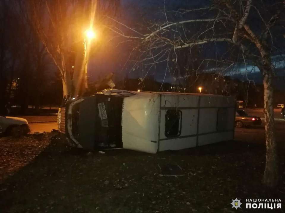 В Донецкой области перевернулся пассажирский автобус. Фото В Донецкой области перевернулся пассажирский автобус. Фото