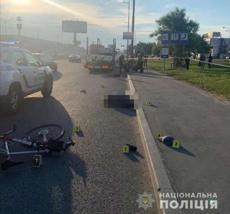 Прохожий толкнул велосипедиста под колеса фуры