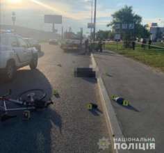 Фото: Национальная полиция Киева Прохожий толкнул велосипедиста под колеса фуры