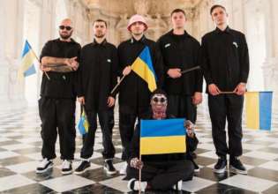 Музыканты группы Kalush Orchestra встретились с Арнольдом Шварценеггером в Лос-Анджелесе/Фото: Instagram Шварценеггер примерил розовую панаму и встретился с группой Kalush Orchestra. Фото