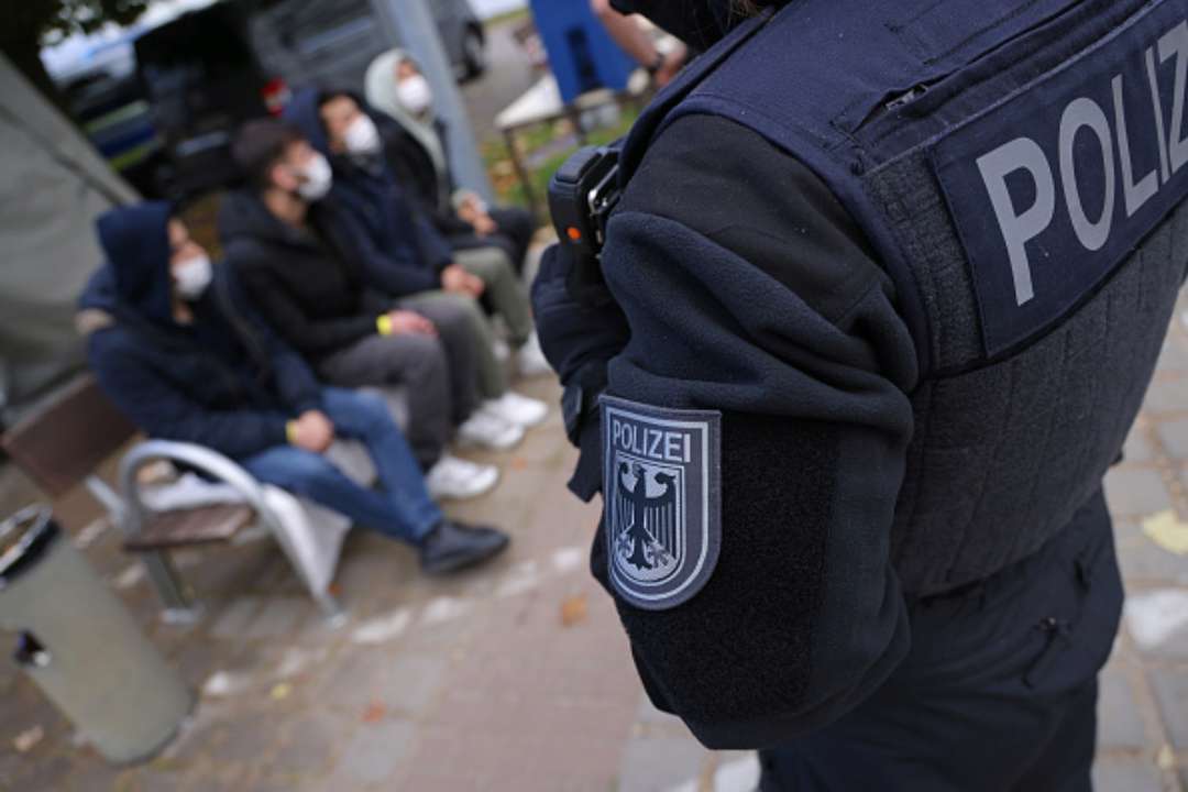 У Польщі вибухнув подарунок, який працівник поліції привіз з України/Фото: Sean Gallup/Getty Images У Польщі пролунав вибух: здетонував подарунок, який працівник поліції привіз із України