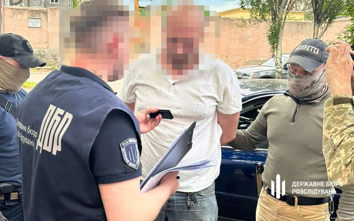 Правоохоронці затримали представника ВСП за допомогу ухильникам / Фото: ДБР Правоохоронці затримали представника ВСП за допомогу ухильникам / Фото: ДБР