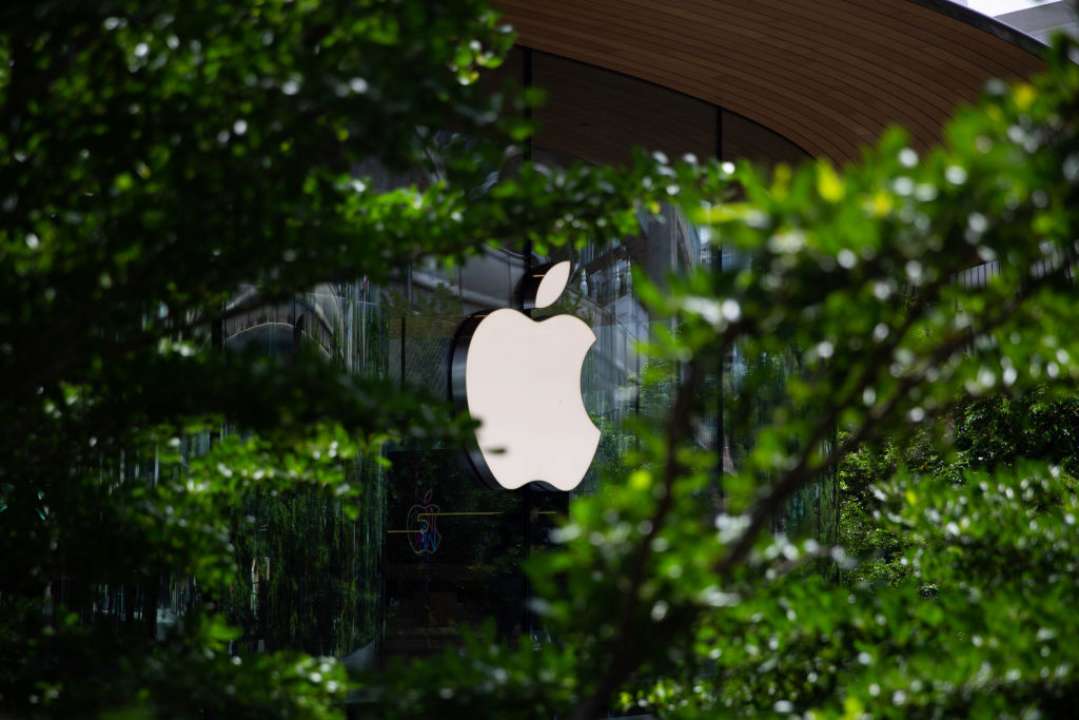 Логотип Apple між деревами