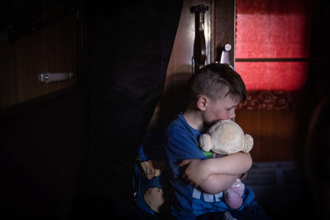 Що робити, якщо ви стали жертвою торгівлі людьми/Фото: Getty Images Торгівля людьми: що робити та як отримати допомогу, якщо ви опинилися в такій ситуації