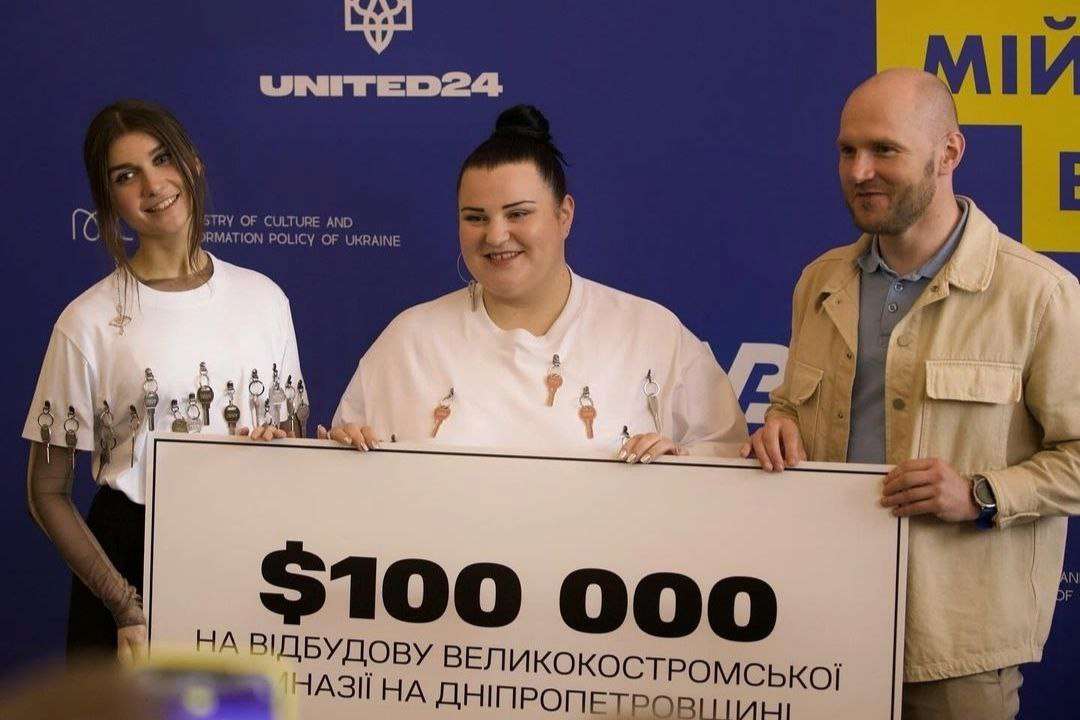 alyona alyona и Jerry Heil отправились на Евровидение объявив масштабный сбор на реконструкцию школы