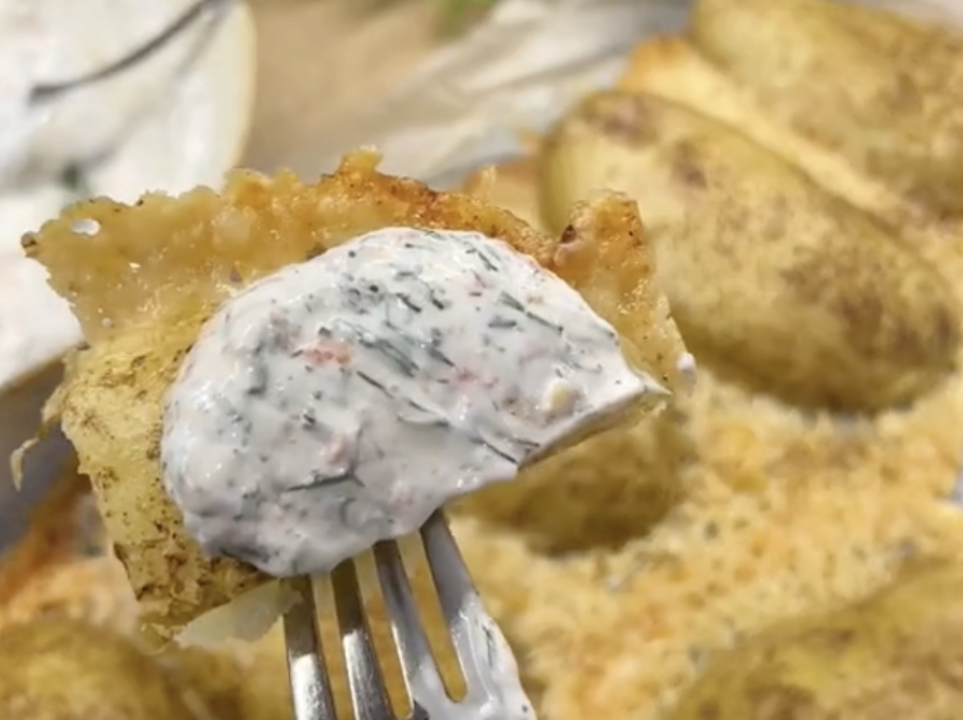 Картофель с пармезаном и соусом из сметаны/Фото: скрин Простая закуска после праздников: картофель с пармезаном и соусом из сметаны