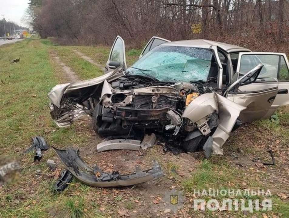Жуткое ДТП в Киеве. Машина врезалась в электроопору