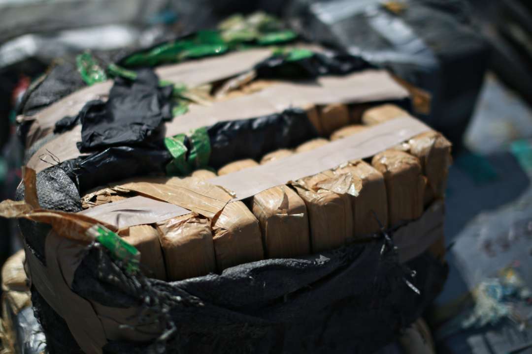 В Італії злочинці сховали тонни кокаїну в незвичайному місці / Фото: Sandy Huffaker/Getty Images