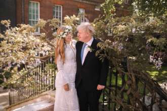 Автор: Rebecca Fulton / Downing Street Фото:Getty Images Тайная церемония Бориса Джонсона и Кэрри Симондс