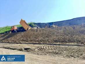 Фото: Facebook @odessavtodor на трасі Київ-Одеса обрушилася частина дороги