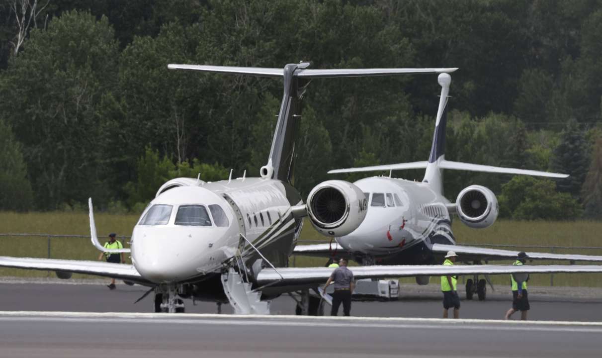 Два приватні літаки на аеродромі