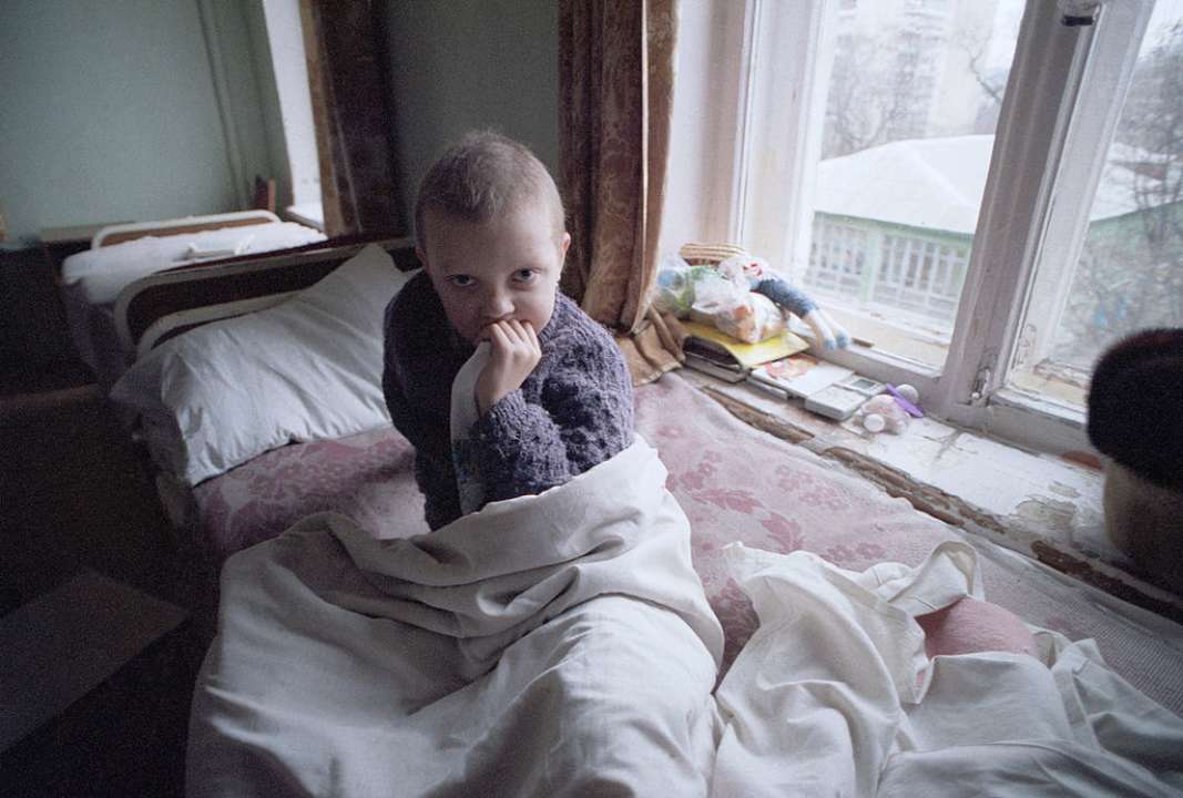 Ребенок с лейкемией в госпитале