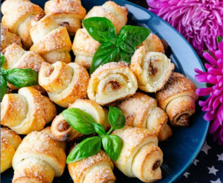 Готуватимемо розсипчасті та ароматні сирні рогалики/Фото: man_darinka.food Стануть улюбленою родинною випічкою: рецепт сирних рогаликів зі згущеним молоком