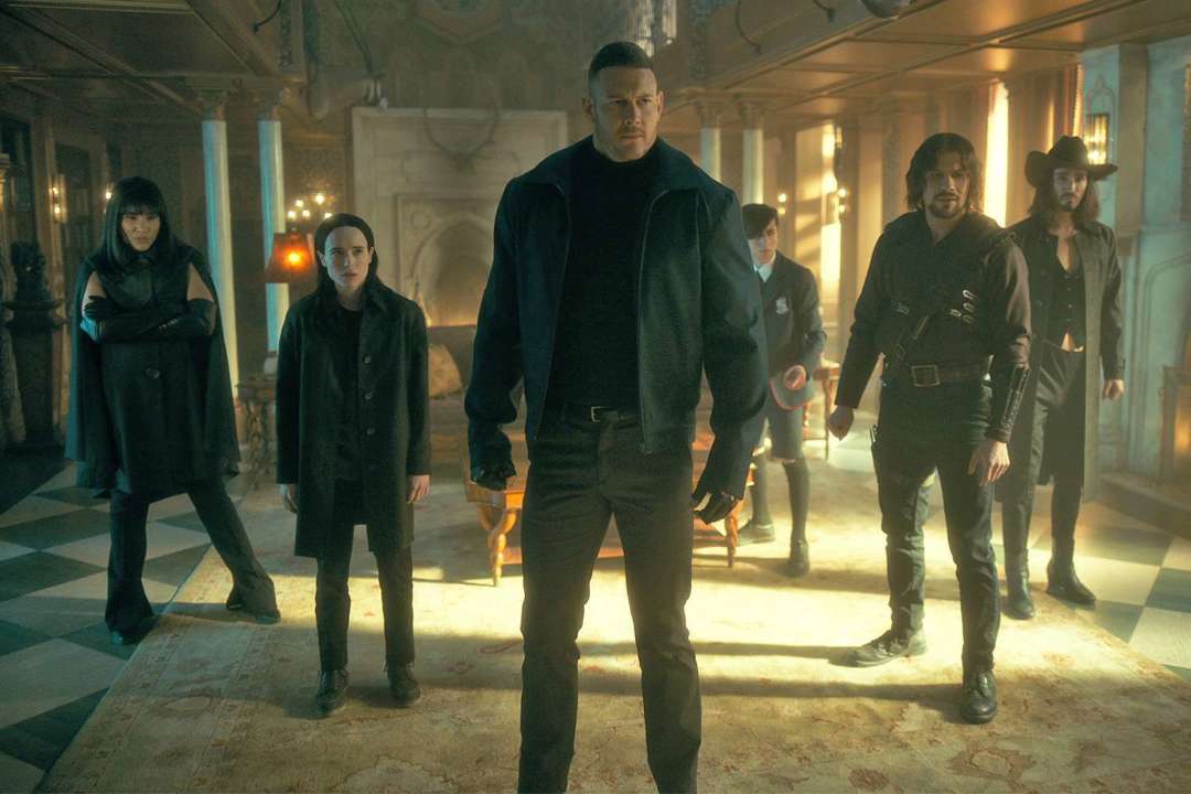 Netflix показал трейлер четвертого сезона "Академии Амбрелла"/Кадр из сериала "Академия Амбрелла"/Netflix Харгривсы пытаются жить без суперсил в трейлере последнего сезона "Академии Амбрелла"