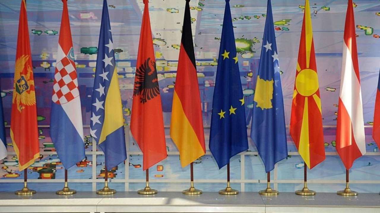 В декабре ЕС выделит для Украины 4,2 млрд евро макрофинансовой помощи В декабре ЕС выделит для Украины 4,2 млрд евро макрофинансовой помощи