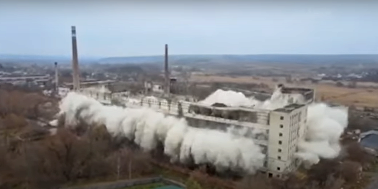 На Харківщині підірвали завод / Фото: Скрін На Харківщині підірвали завод / Фото: Скрін