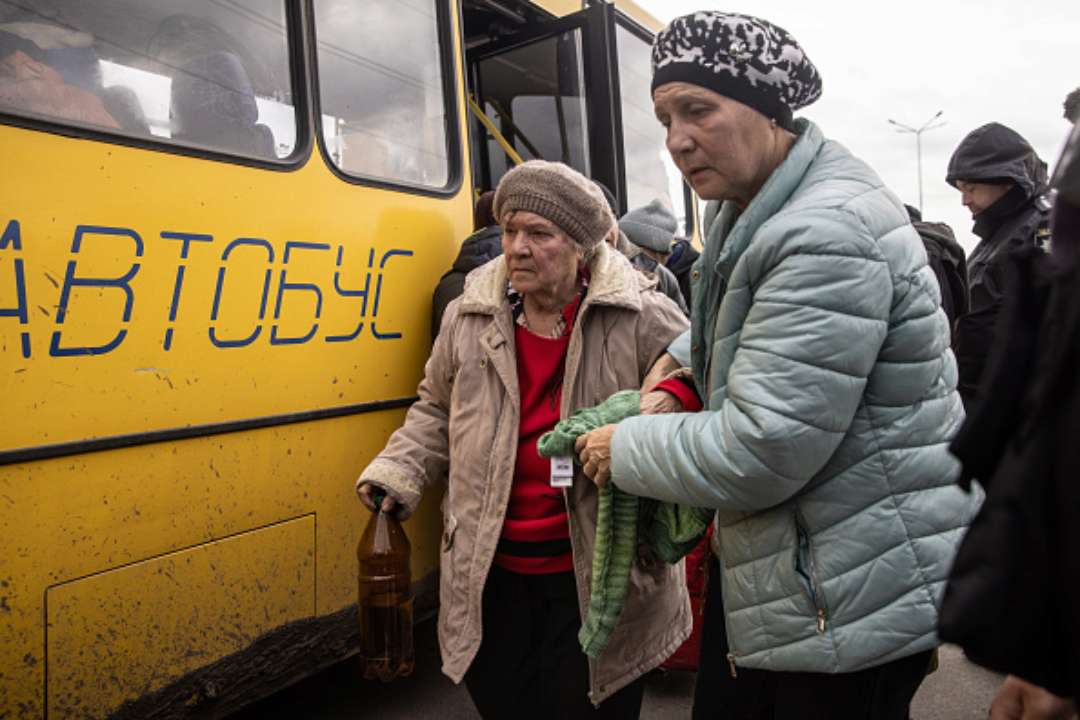 У Маріуполі окупанти обстріляли місце збору для евакуації людей