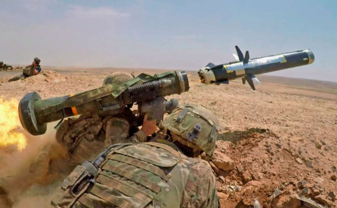 Военный использует джавелин