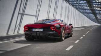 Фото: Alfa Romeo Настоящий передвижной шедевр: Alfa Romeo представила лимитированный суперкар 33 Stradale