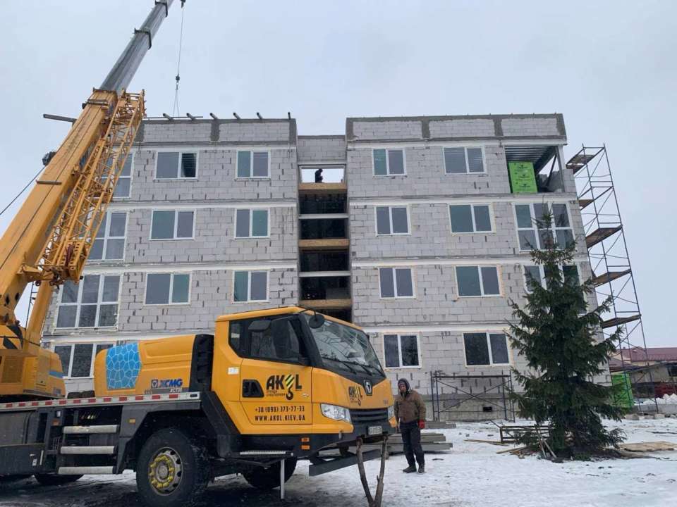 Под Киевом продолжается восстановление разрушенного многоэтажного жилого дома / Фото: t.me/kyivoda