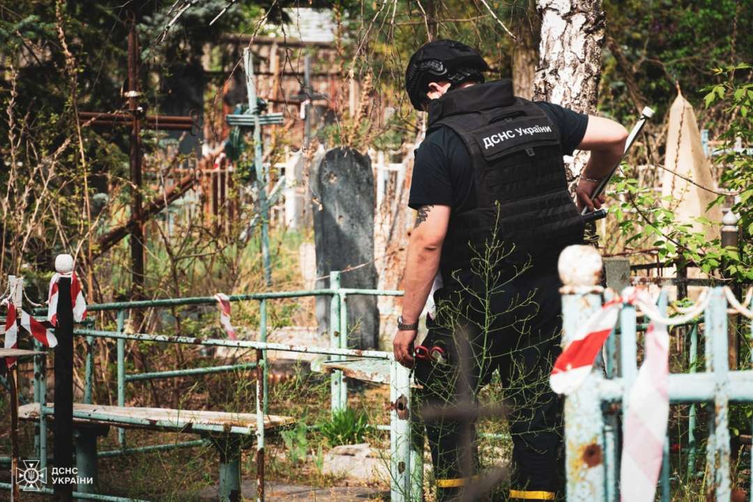 Мінна небезпека: у ДСНС нагадали правила відвідування кладовищ на деокупованих територіях