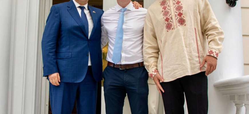 Фото: Валерій Залужний/Telegram З Великої Британії до України відправили конвой з 50 автомобілів – Залужний