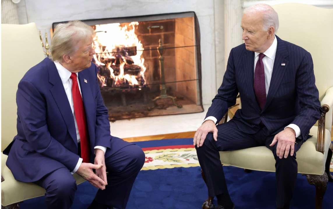 Команді Трампа почали надходити листи із погрозами під час святкування Дня подяки. Фото: GettyImages/Автор- Alex Wong Дональд Трамп і Байден