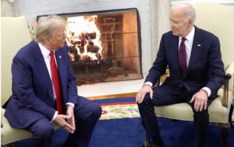 Команде Трампа начали приходить письма с угрозами во время празднования Дня благодарения. Фото: GettyImages/Автор-Alex Wong Трамп и Байден