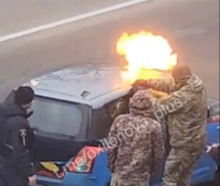 ТЦК та поліцейські намагалися "викурити" водія з автівки/Кадр з відео у Telegram У Вишгороді поліція та ТЦК намагалися "викурити" водія з авто: реакція Міноборони