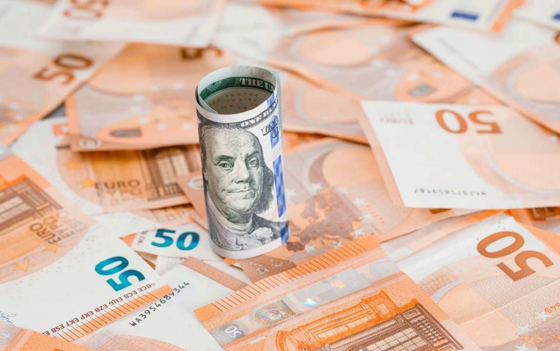 Курс долара і євро на 2 січня 2025 року/Фото: Freepik