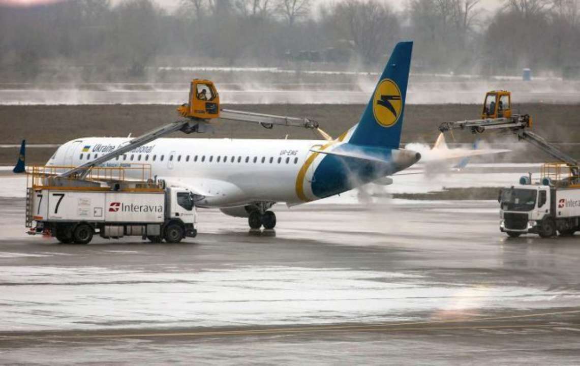 Из-за снегопадов в Украине не работают два аэропорта Из-за снегопадов в Украине не работают два аэропорта