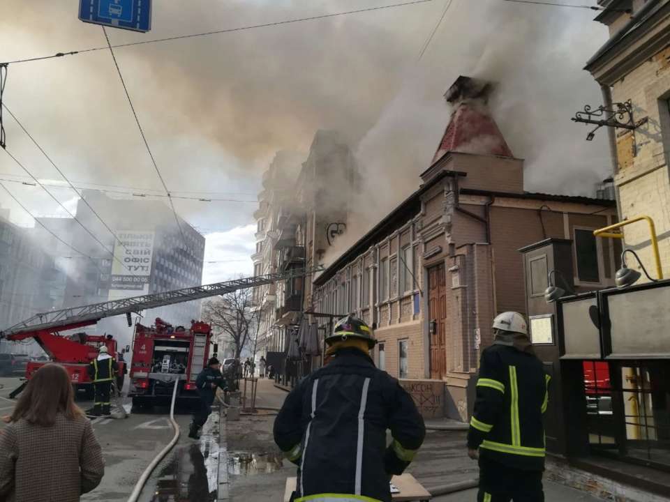 (Фото: МЕТА / Автор - Єлизавета Джос) У центрі Києва горить будівля