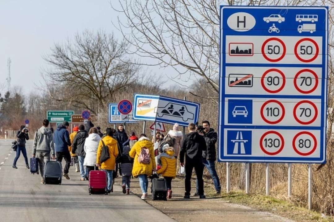 Радник голови МВС запропонував дозволити чоловікам виїжджати з України за однієї умови