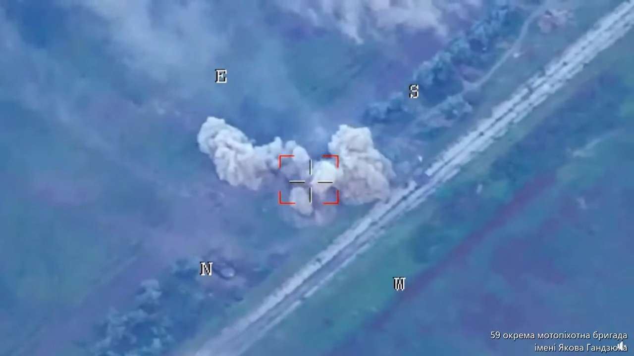 ЗСУ успішно знищують ворогів/Фото: скрін відео Ефектно палає: у Генштабі показали процес знищення техніки окупантів