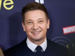 Джеремі Реннер вперше з'явився на публіці після отриманих травм/Фото: Matt Winkelmeyer/Getty Images Джеремі Реннер вперше з'явився на публіці після аварії
