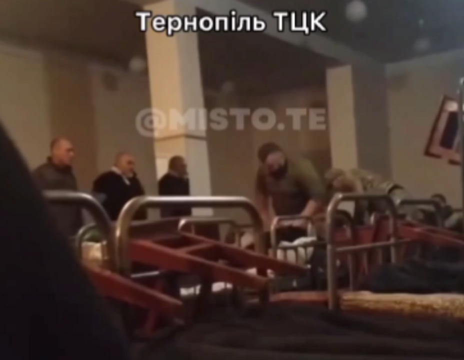 Военные избили мужчину в ТЦК Тернополя. Фото: cриншот видео Тернополь избиение мужчины