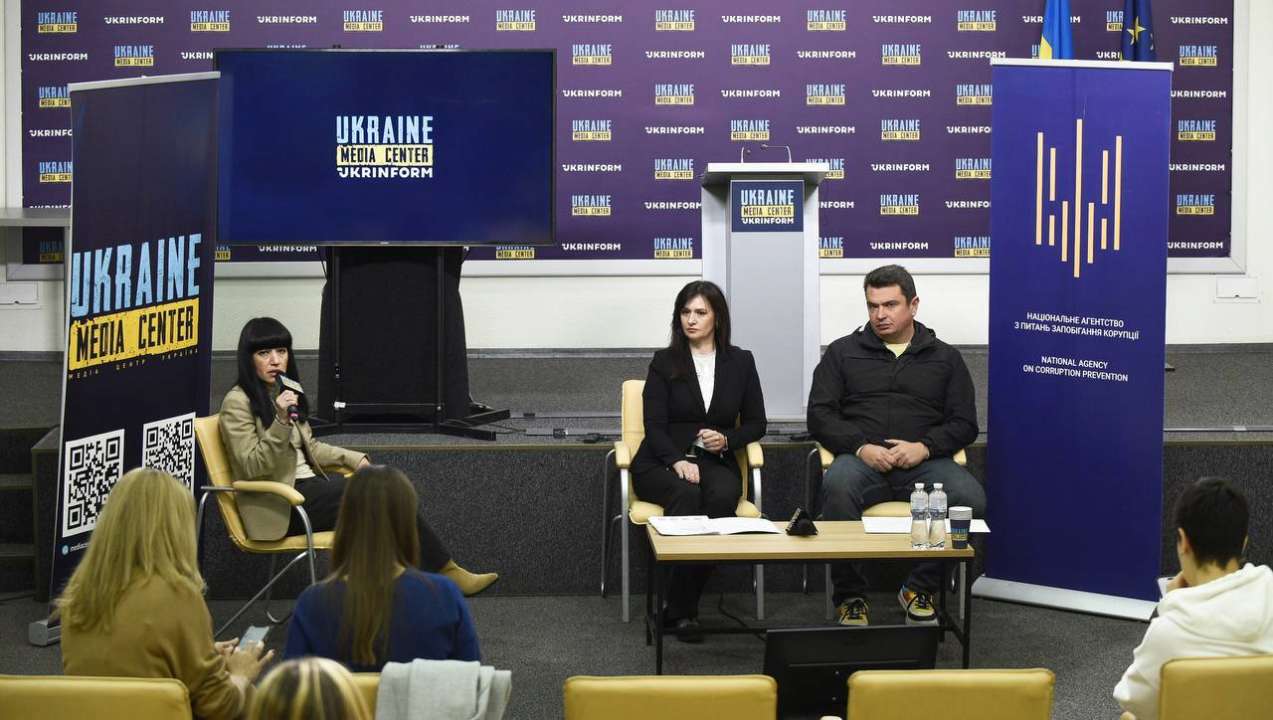 Представники НАЗК розповіли про безпекові аспекти та про те, чи потрібно декларуватися військовим