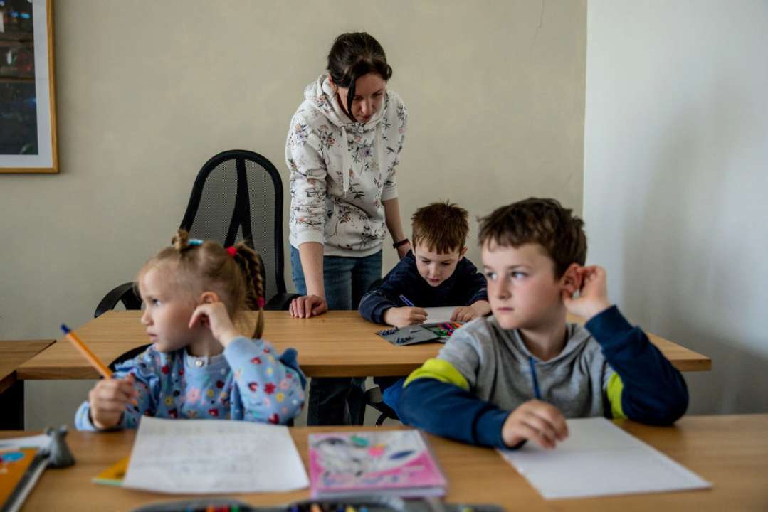 Українські діти під примусом дякують загарбникам/Фото: Getty Images Українські діти під примусом дякують загарбникам/Фото: Getty Images