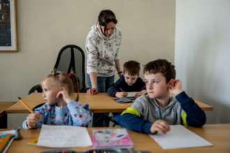 Украинские дети под принуждением благодарят захватчиков/Фото: Getty Images Украинские дети под принуждением благодарят захватчиков/Фото: Getty Images